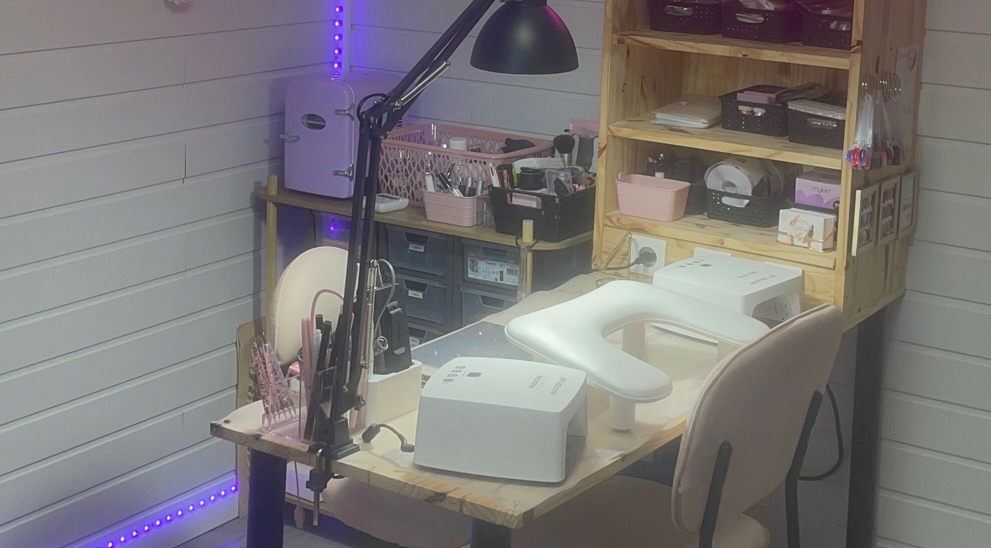 Espace manucure chez V&N’ails à Beaucourt, Bourgogne-franche-comté, FR, équipé d'outils et de LED.