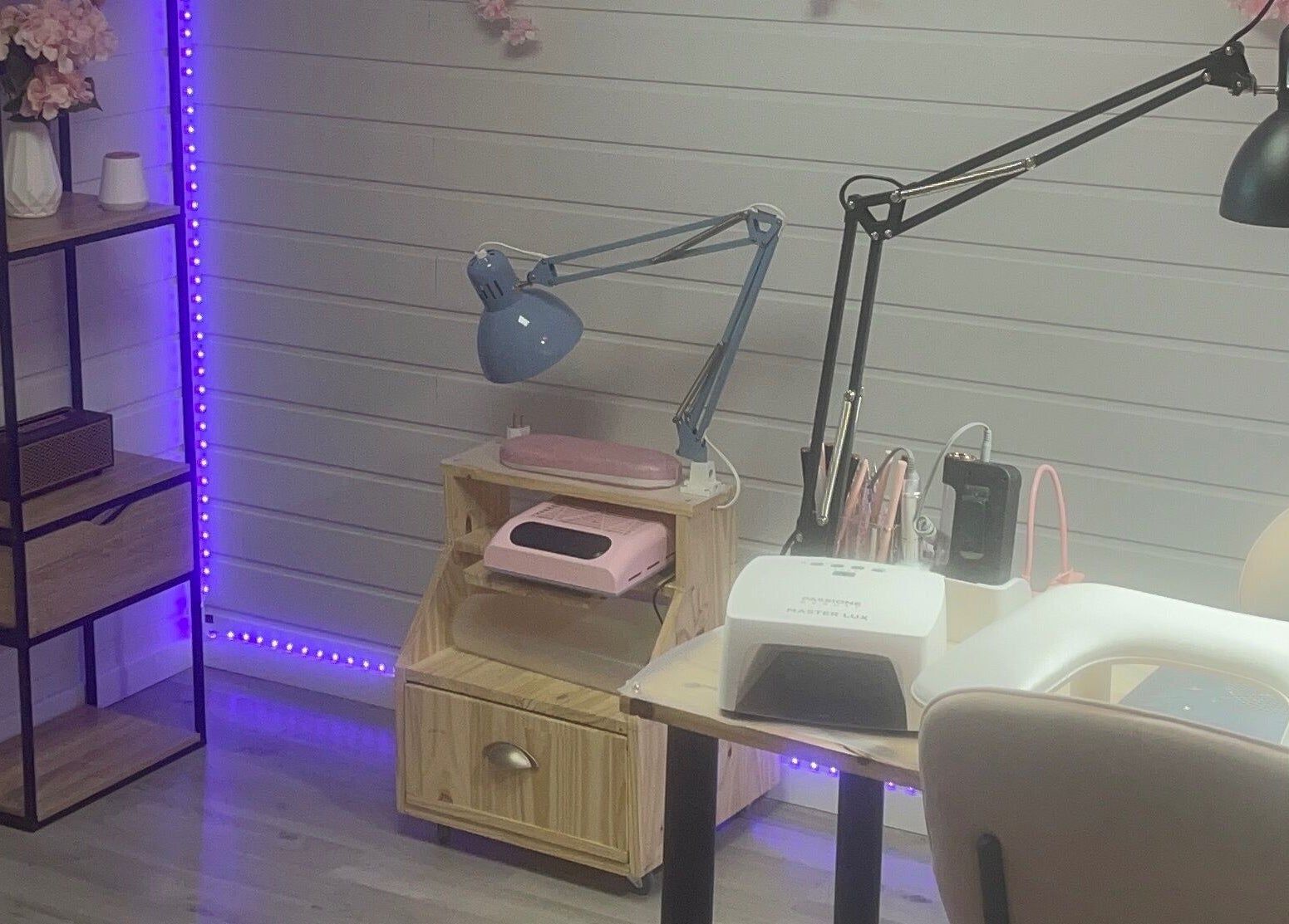 Espace manucure moderne chez V&N’ails, Beaucourt, Bourgogne-franche-comté, FR.