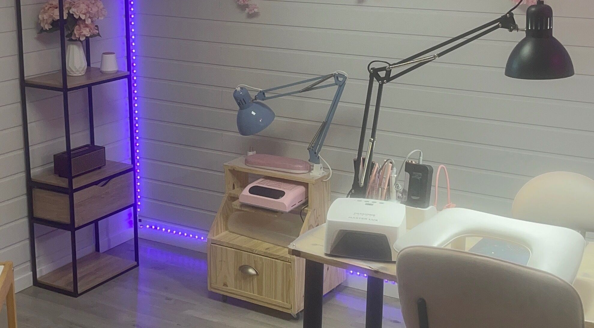 Espace manucure moderne chez V&N’ails, Beaucourt, Bourgogne-franche-comté, FR.