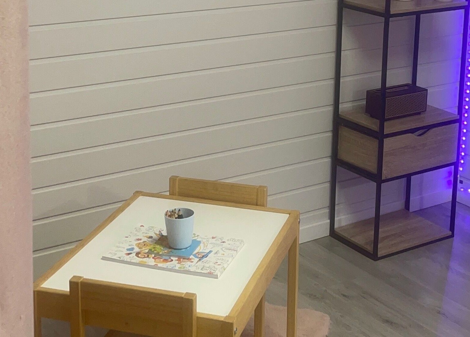 Coin aménagé pour créatifs chez V&N’ails à Beaucourt, Bourgogne-franche-comté, FR, avec table et étagère moderne.