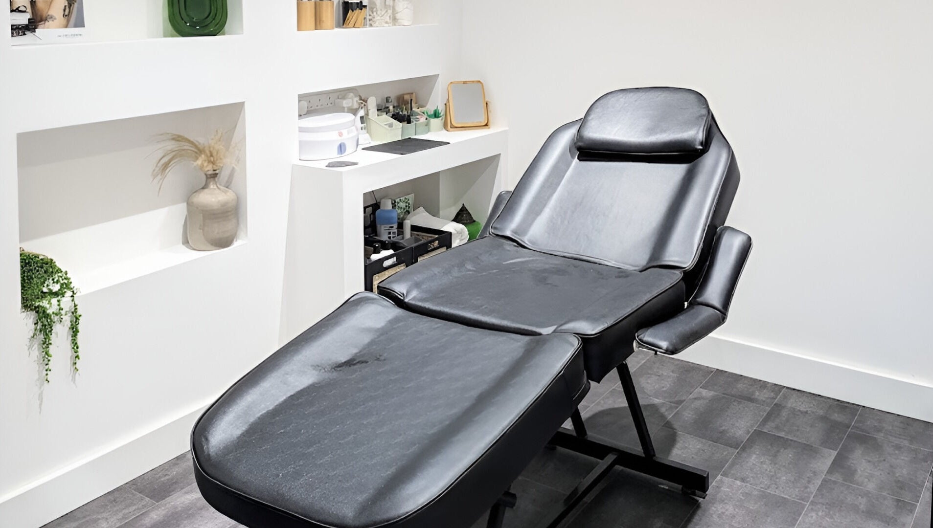 Modern treatment chair in BrowHouse, Hollingwood, England, GB, showcasing serene ambiance and elegance.