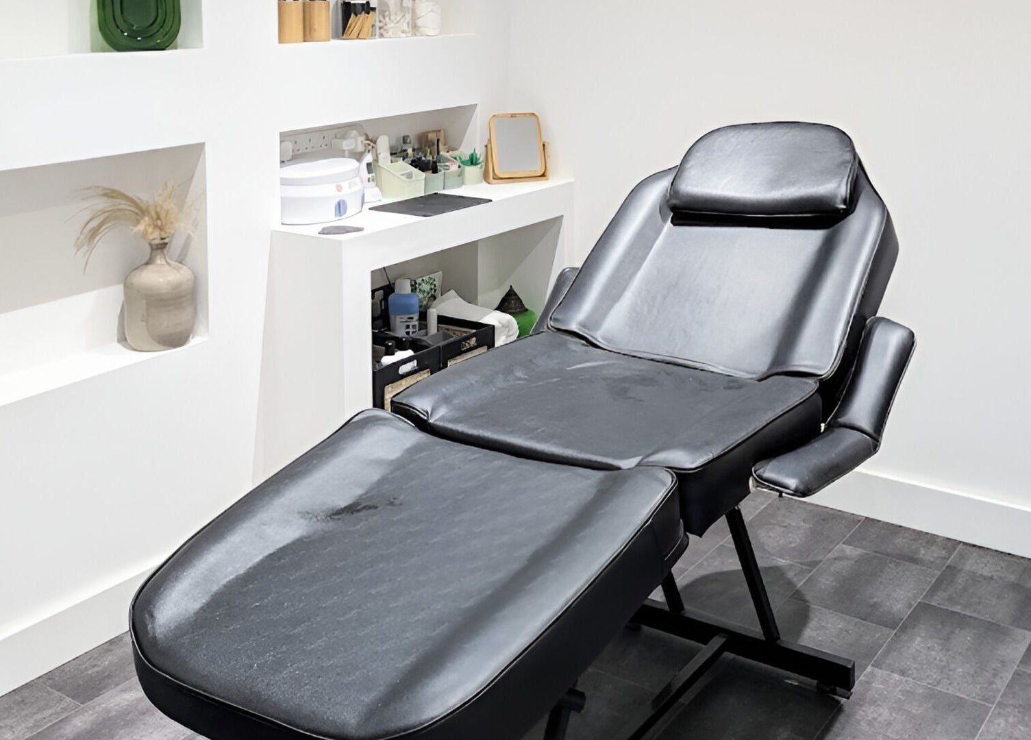 Modern treatment chair in BrowHouse, Hollingwood, England, GB, showcasing serene ambiance and elegance.