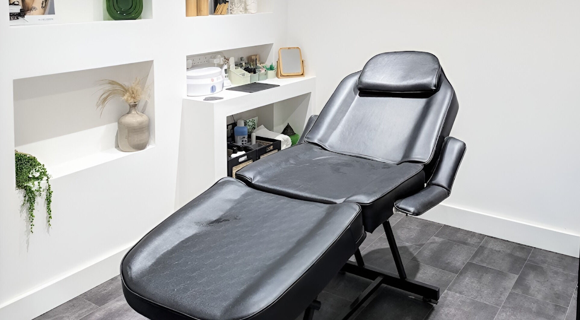 Modern treatment chair in BrowHouse, Hollingwood, England, GB, showcasing serene ambiance and elegance.