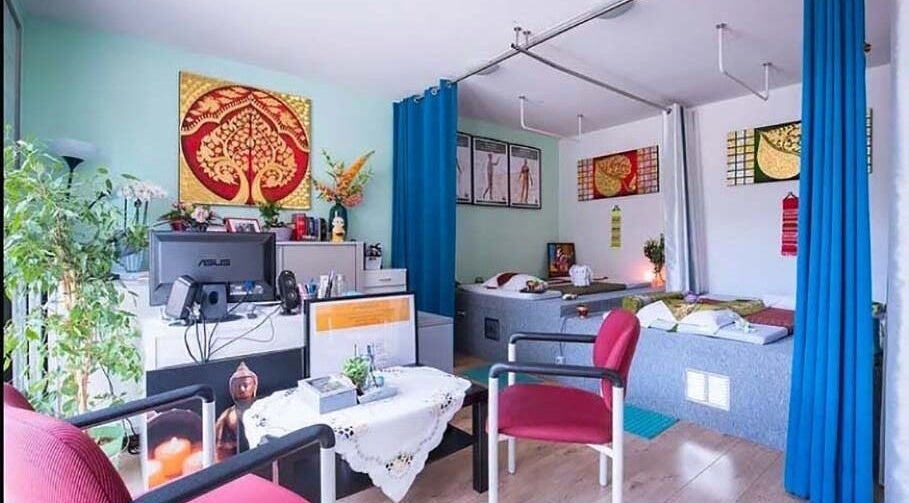 Interieur van Hatthapon Thaise Therapeutische Massage en Wellness in Delft, Zuid-holland, NL met warme decoratie.