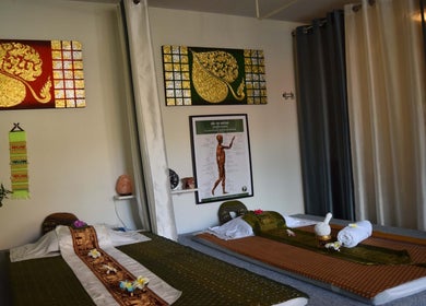 Interieur van Hatthapon Thaise Therapeutische Massage en Wellness in Delft, Zuid-Holland, NL met traditionele decoratie.