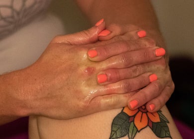 Therapist with vivid nails giving a massage at A Blissful Balance, Wellesbourne, England, GB.