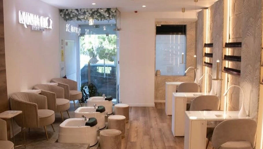 Interior elegante do Minha Flor Nails & Spa, Lisboa, Lisboa, PT, com cadeiras de pedicure modernas e iluminação suave.
