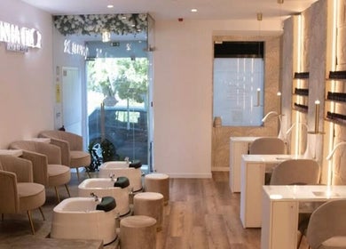 Interior elegante do Minha Flor Nails & Spa, Lisboa, Lisboa, PT, com cadeiras de pedicure modernas e iluminação suave.