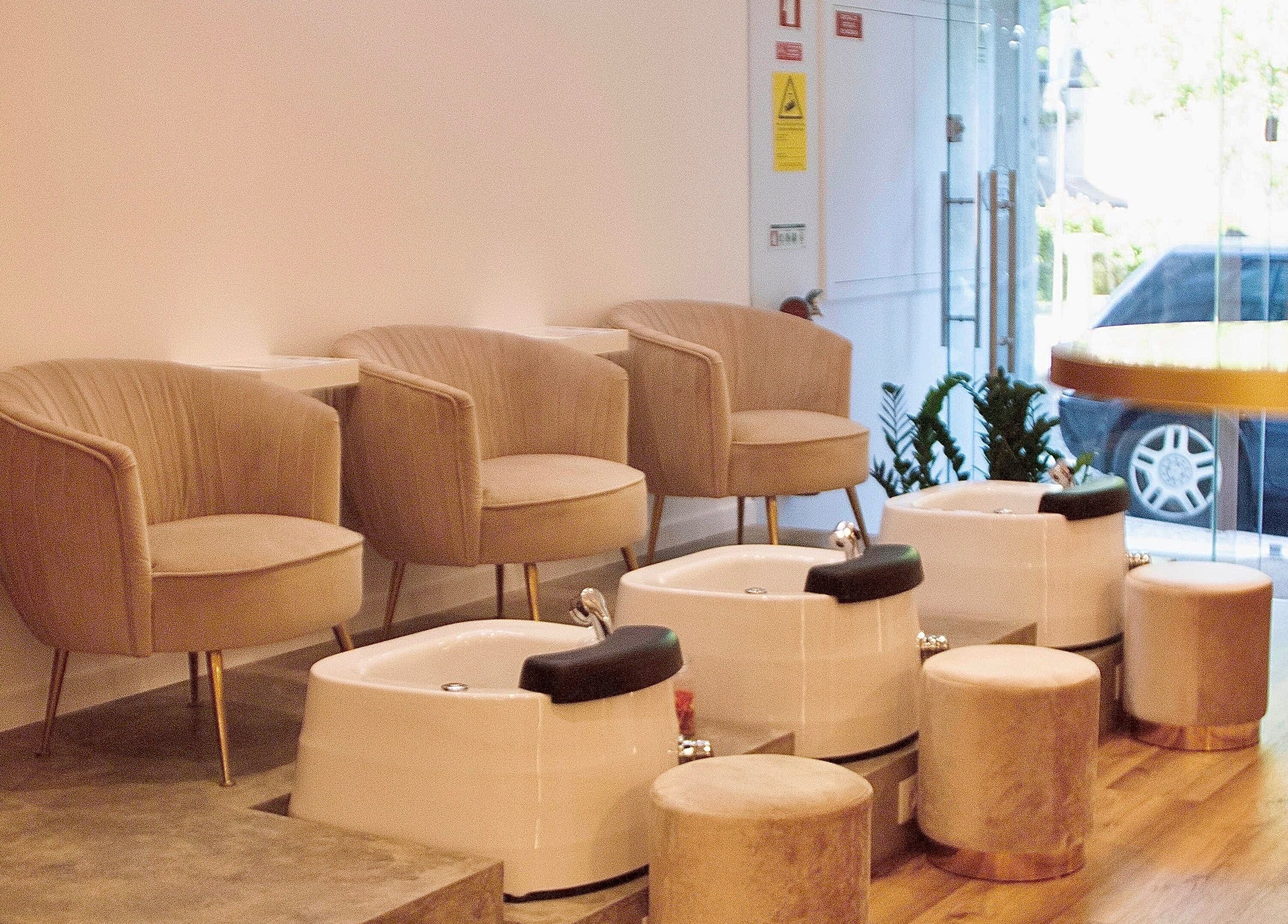 Espaço relaxante em Minha Flor Nails & Spa, Lisboa, Lisboa, PT, com cadeiras confortáveis e bacias de pedicure.
