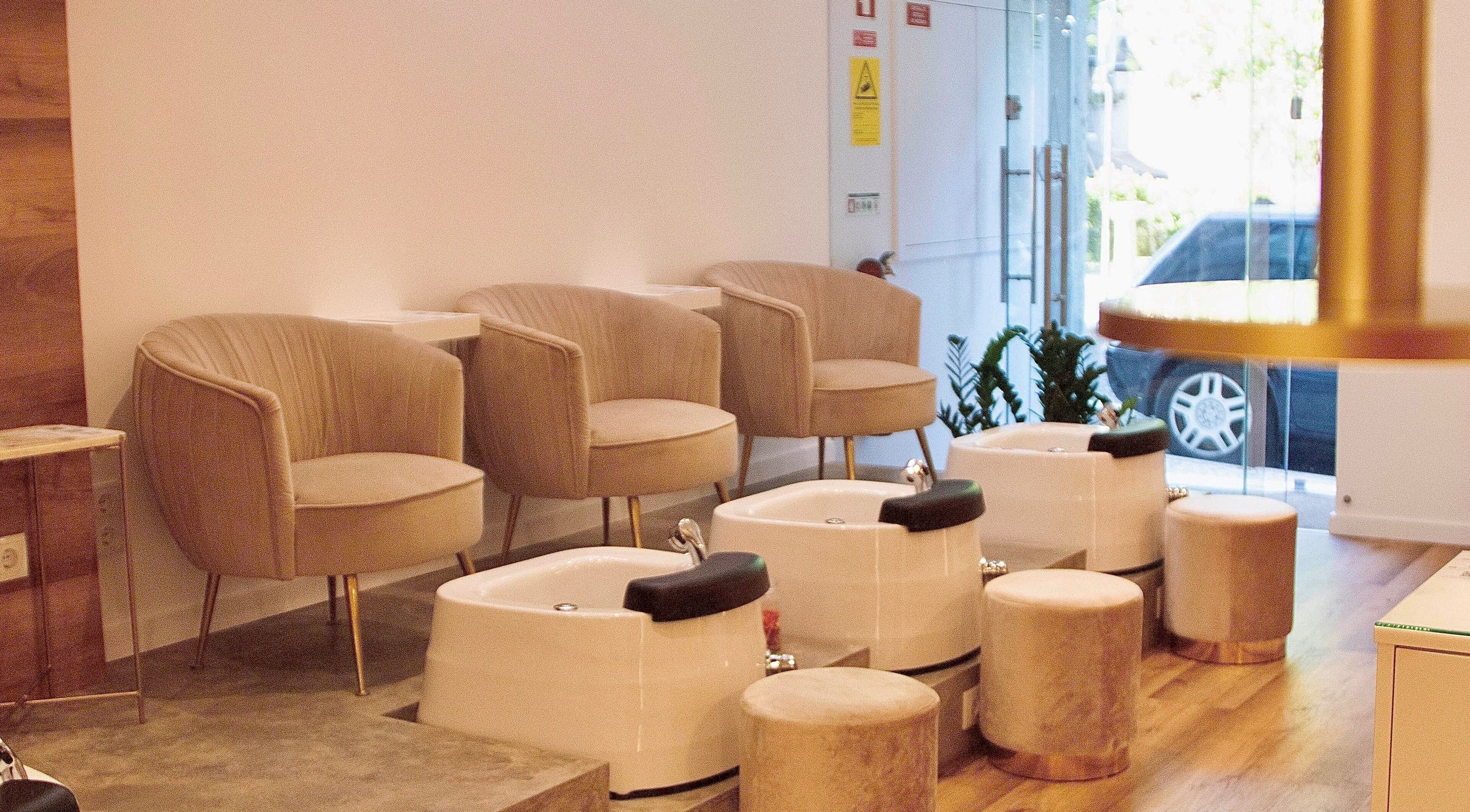 Espaço relaxante em Minha Flor Nails & Spa, Lisboa, Lisboa, PT, com cadeiras confortáveis e bacias de pedicure.