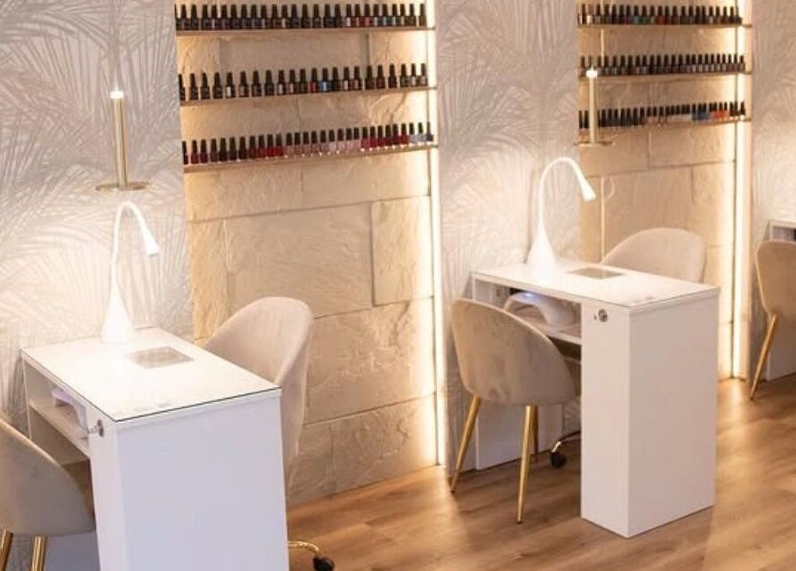 Estação de manicure elegante em Minha Flor Nails & Spa, Lisboa, Lisboa, PT, com poltronas confortáveis e polidores.