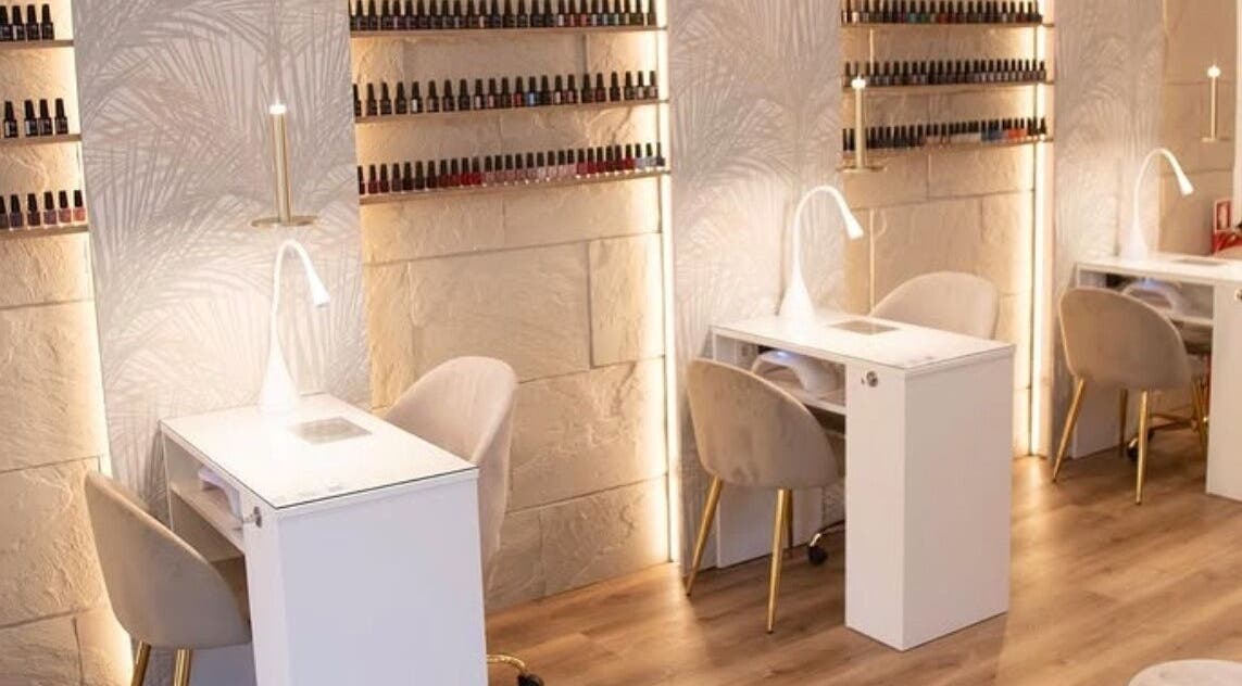 Estação de manicure elegante em Minha Flor Nails & Spa, Lisboa, Lisboa, PT, com poltronas confortáveis e polidores.