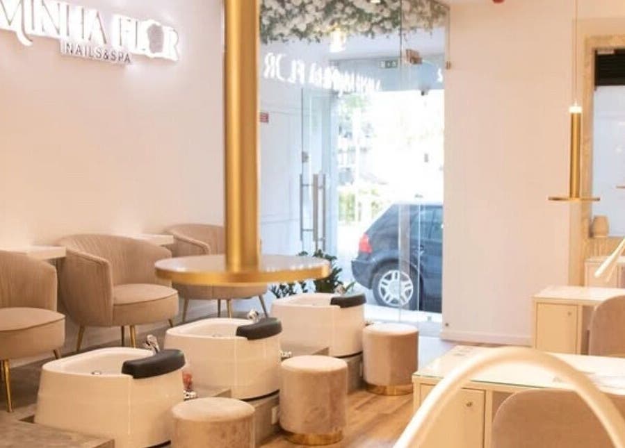 Interior sofisticado do Minha Flor Nails & Spa em Lisboa, Lisboa, PT, com assentos acolhedores e decoração elegante.
