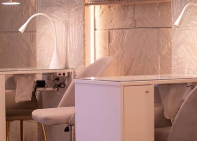 Interior sofisticado de Minha Flor Nails & Spa em Lisboa, Lisboa, PT, com mesas de manicure iluminadas.