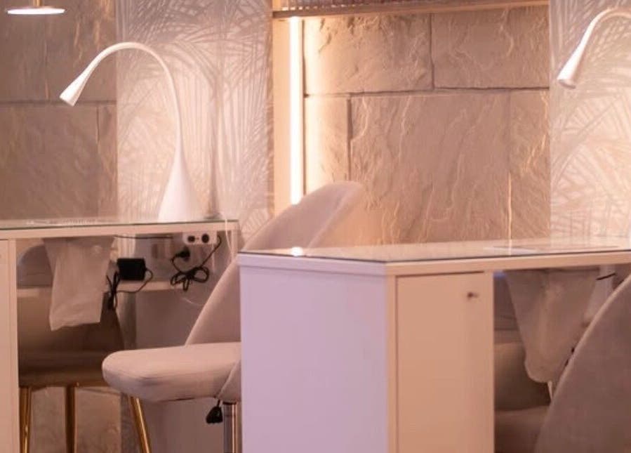 Interior sofisticado de Minha Flor Nails & Spa em Lisboa, Lisboa, PT, com mesas de manicure iluminadas.