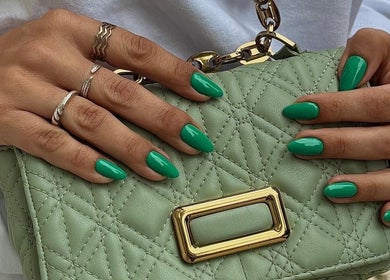 Unhas verdes elegantes no Minha Flor Nails & Spa, Lisboa, Lisboa, PT, segurando bolsa de couro verde.