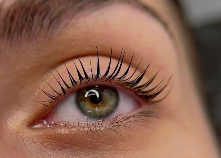 Close-up de olho com pestanas realçadas, destaque no serviço de pestanas da Minha Flor Nails & Spa, Lisboa, Lisboa, PT.