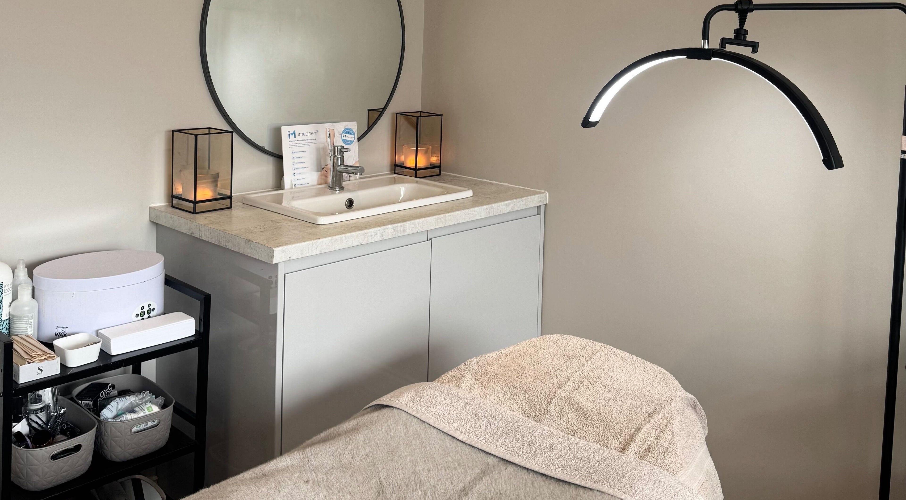 Relaxing treatment room at Rachael Ann Aesthetics & Beauty, Harrogate, England, GB with ambient candlelight.