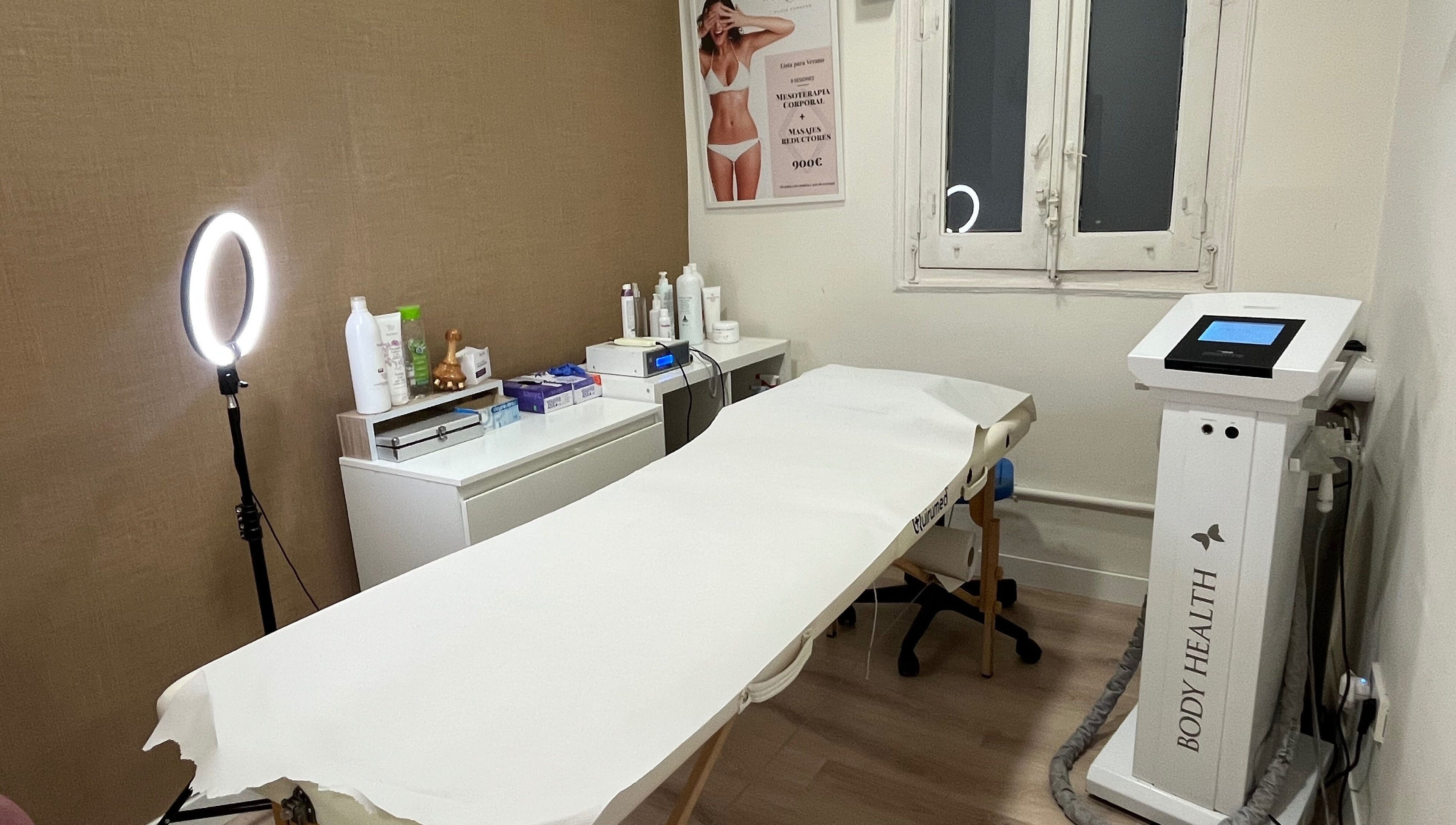 Sala de tratamiento en Clínica Alicia Camacho, Madrid, Comunidad De Madrid, ES. Moderno equipo y cama estética.