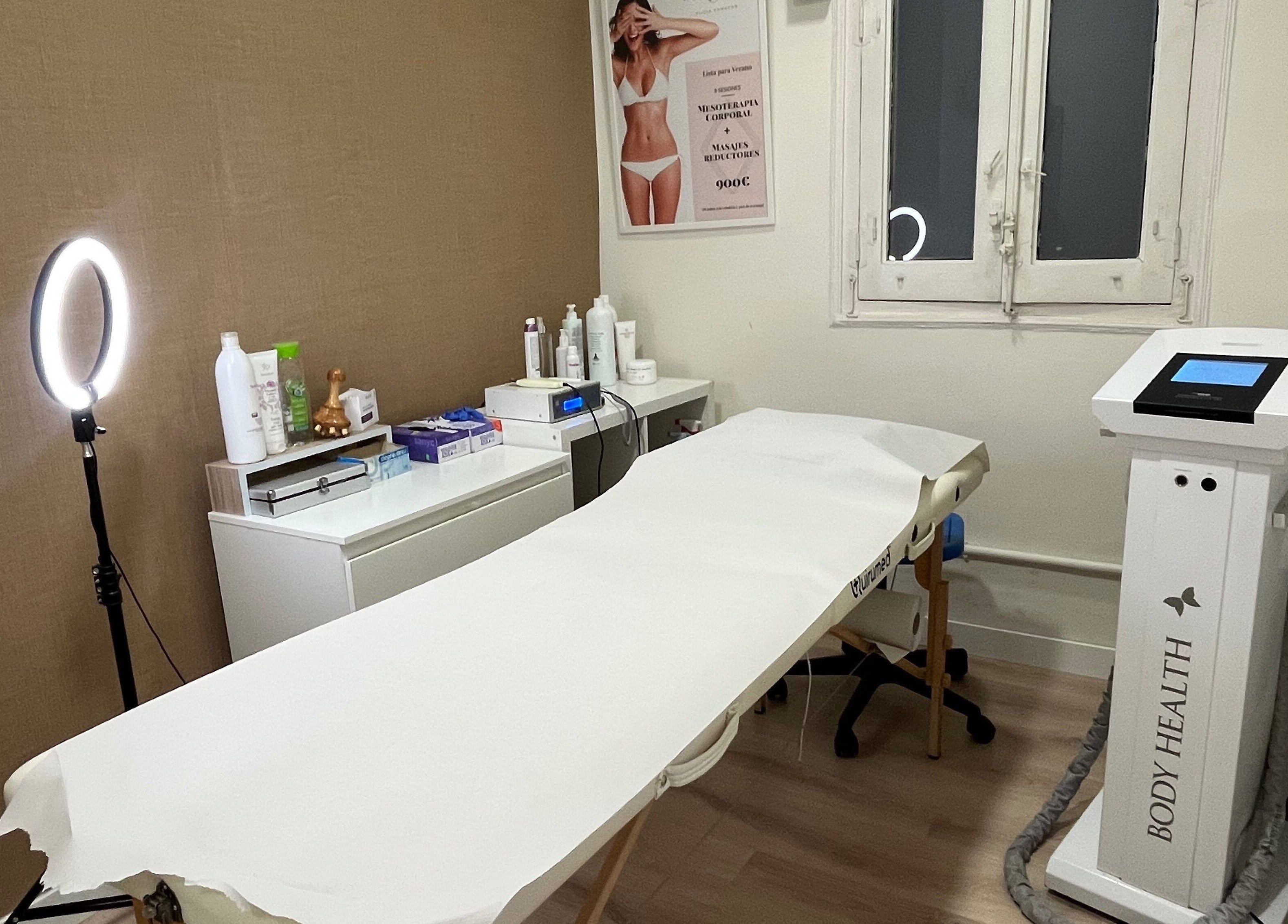 Sala de tratamiento en Clínica Alicia Camacho, Madrid, Comunidad De Madrid, ES. Moderno equipo y cama estética.