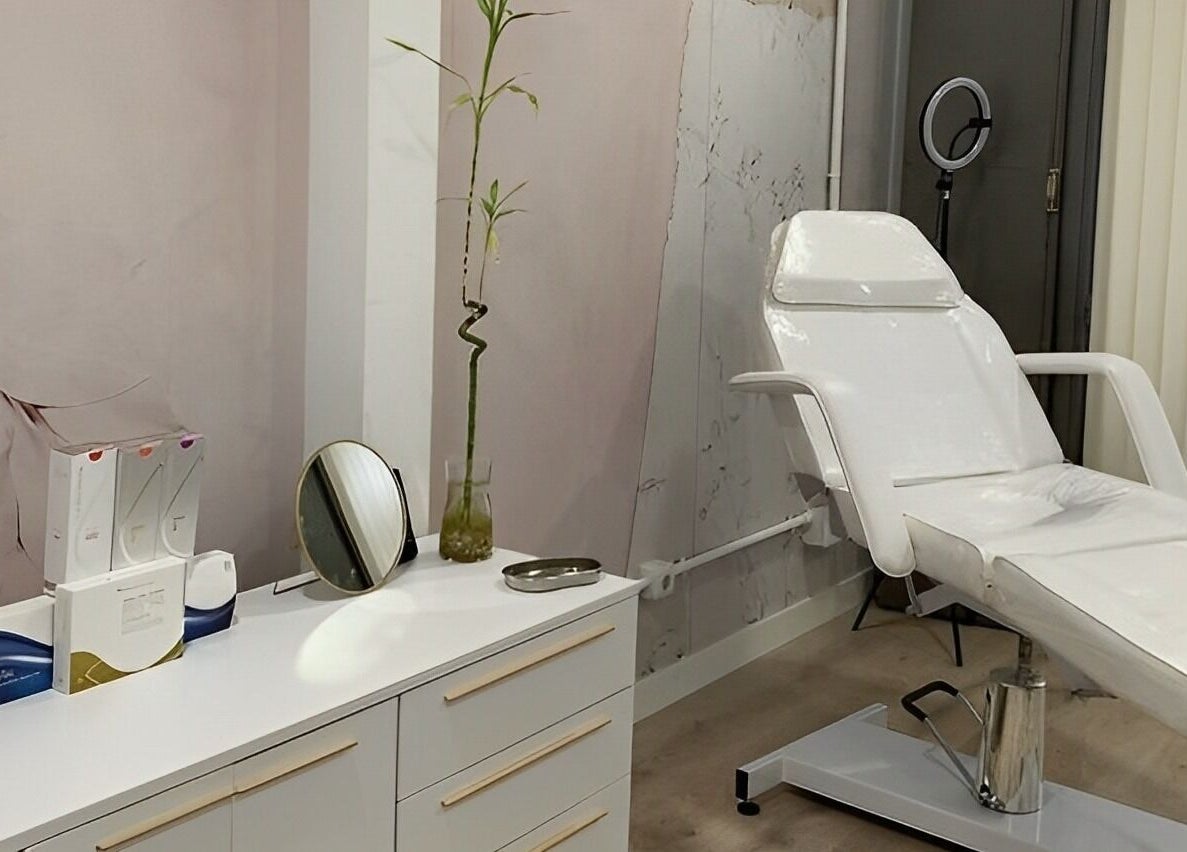 Sala de tratamiento en Clínica Alicia Camacho, Madrid, Comunidad De Madrid, ES, con camilla y decoración moderna.