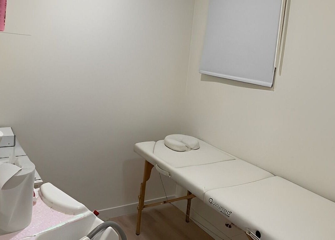 Sala de tratamiento en Clínica Alicia Camacho, Madrid, Comunidad De Madrid, ES, equipada para bienestar.