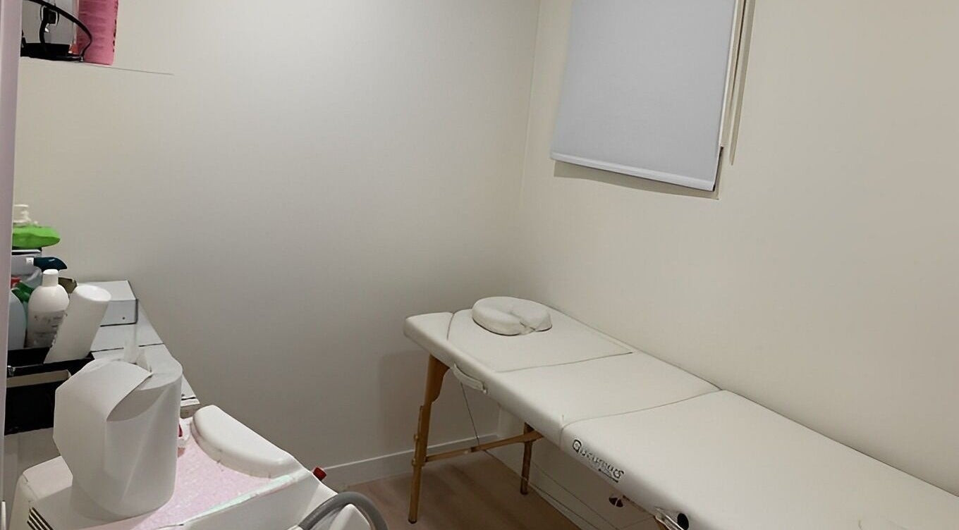 Sala de tratamiento en Clínica Alicia Camacho, Madrid, Comunidad De Madrid, ES, equipada para bienestar.