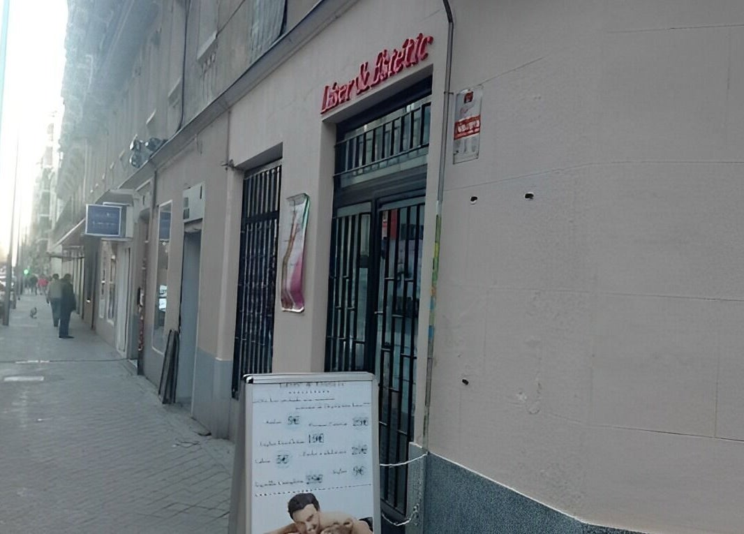 Fachada de Clínica Alicia Camacho en Madrid, Comunidad De Madrid, ES. Entrada principal visible desde la calle.