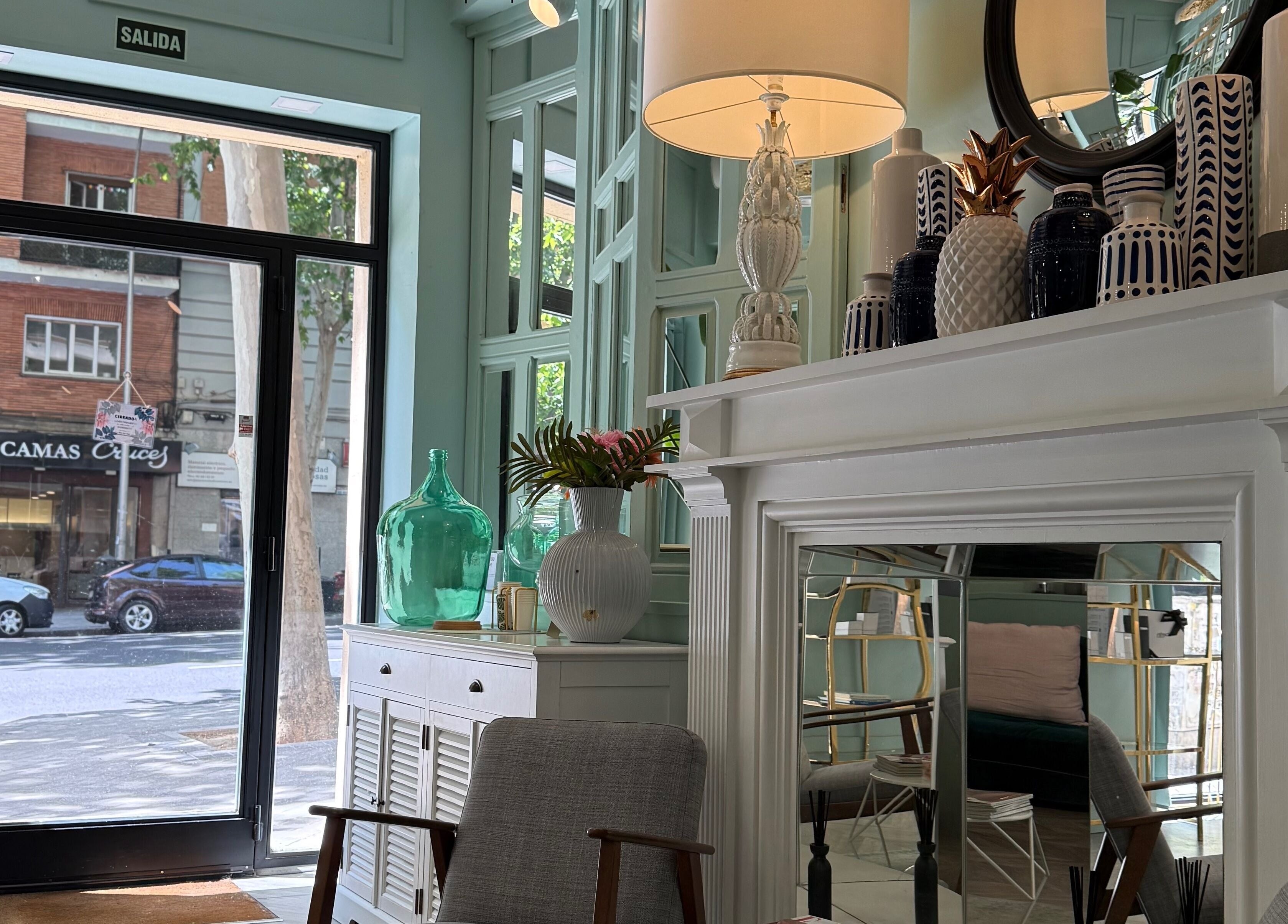 Interior elegante de Clinique Beauté en Madrid, Comunidad De Madrid, ES, con decoración moderna y espejo amplio.