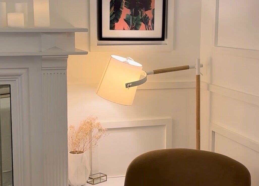 Esquina acogedora en Clinique Beauté, Madrid, Comunidad De Madrid, ES con lámpara y decoración elegante.