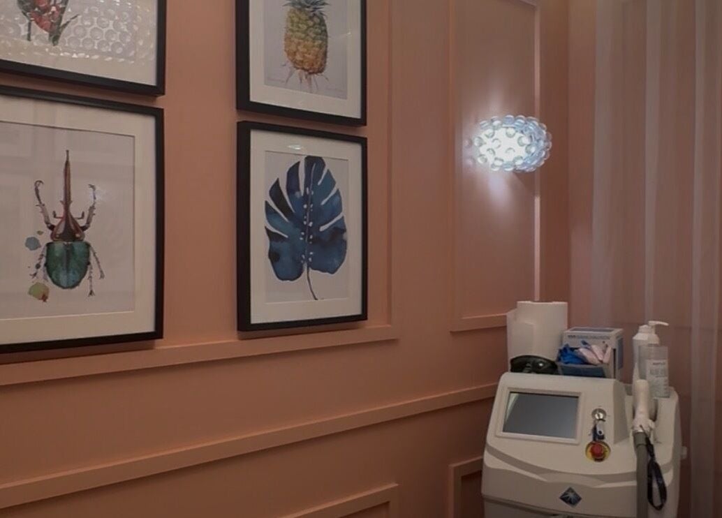 Decoración artística y equipo de tratamiento en Clinique Beauté, Madrid, Comunidad De Madrid, ES.