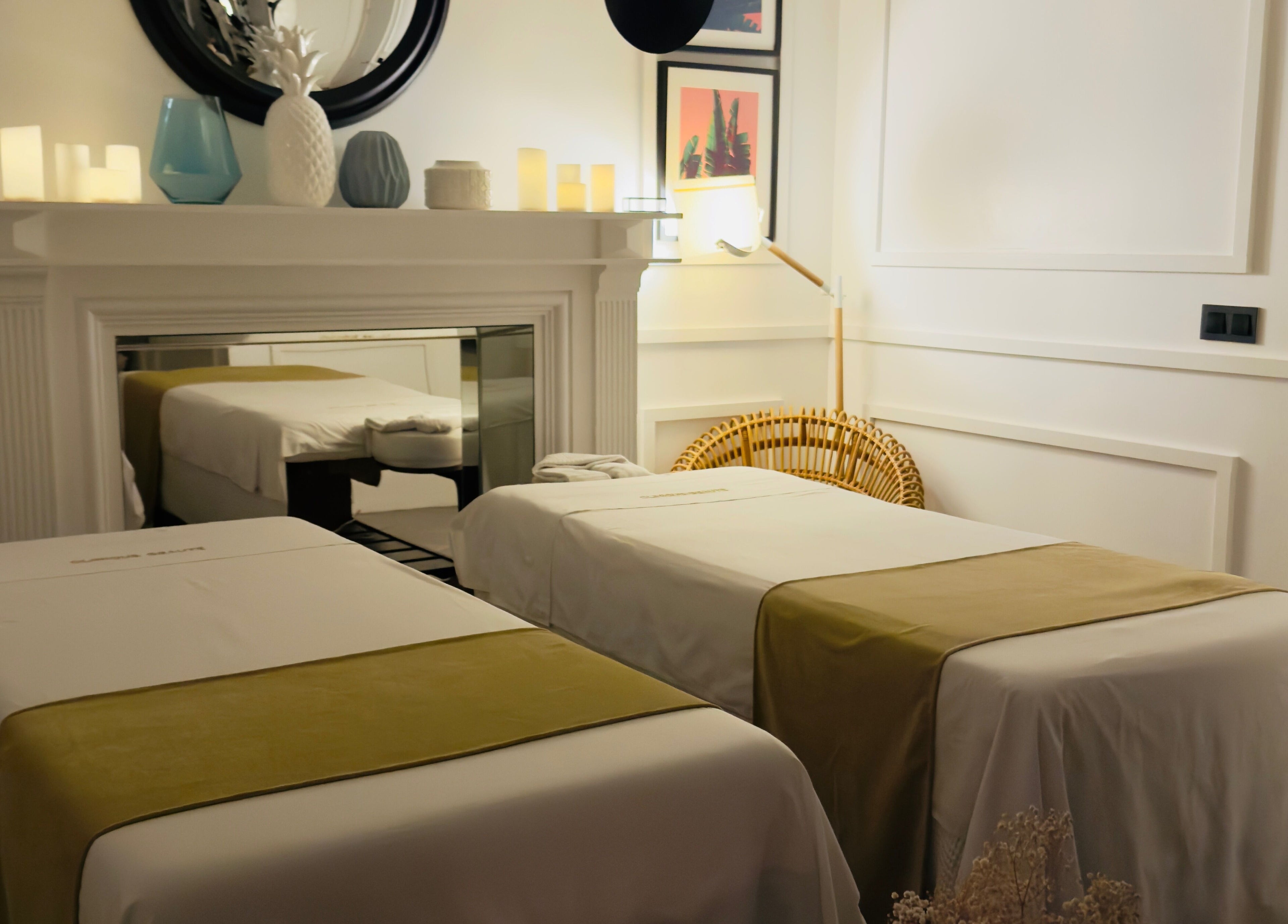 Sala de masajes en Clinique Beauté, Madrid, Comunidad De Madrid, ES, con camas y ambiente relajante.