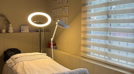 Sala de tratamiento en Luli Cosmetic, Salto, Departamento De Salto, UY, con iluminación suave y moderna.