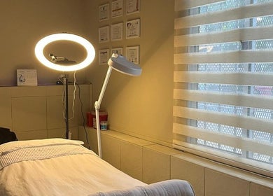 Sala de tratamientos en Luli Cosmetic, Salto, Departamento De Salto, UY, con camilla y lámpara LED.