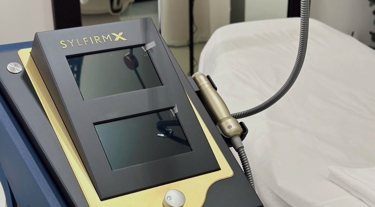 SylfirmX-Gerät zur Hautbehandlung im Age-Stop Studio Düsseldorf, Nordrhein-Westfalen, DE.