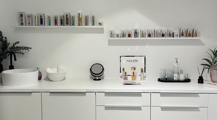 Innenansicht von Age-Stop Studio in Düsseldorf, Nordrhein-westfalen. Moderne weiße Einrichtung mit Schönheitsprodukten.