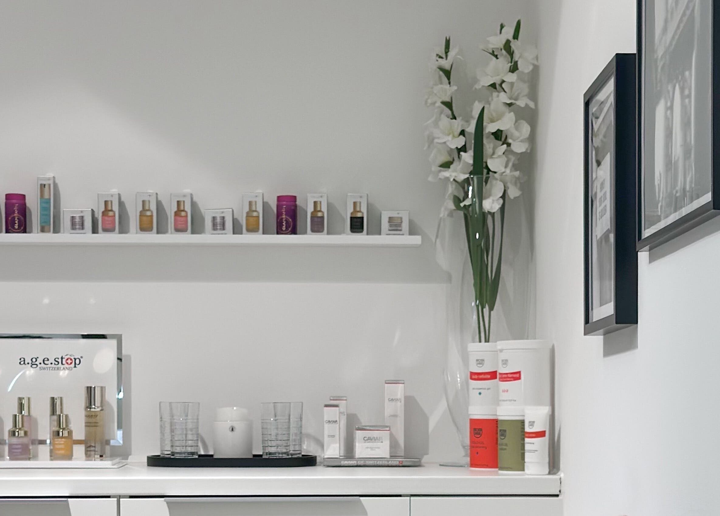 Elegante Produktpräsentation im Age-Stop Studio, Düsseldorf, Nordrhein-westfalen, DE. Hochwertige Pflegeprodukte ausgestellt.