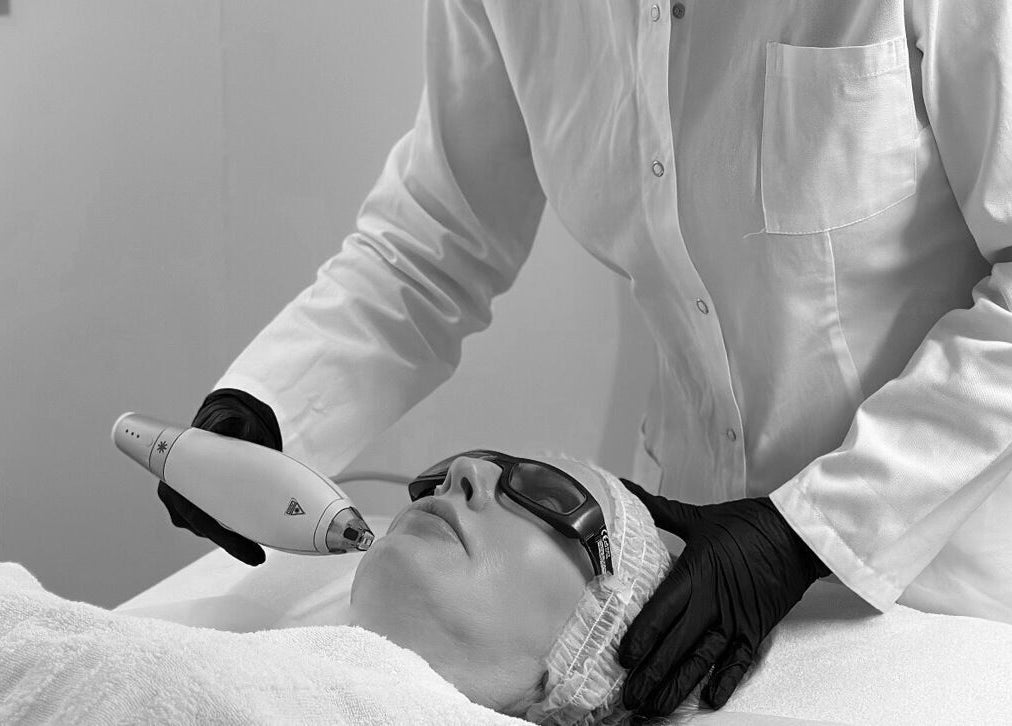 Laserbehandlung bei Age-Stop Studio, Düsseldorf, Nordrhein-westfalen, DE. Professionelle Hautpflege im Spa.