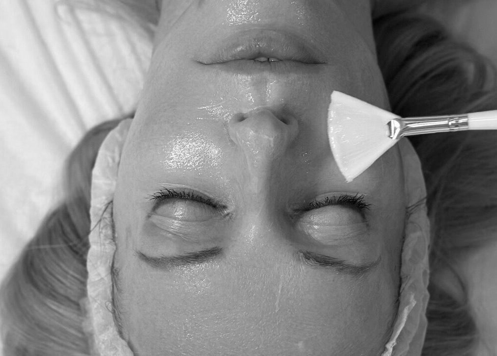 Gesichtsbehandlung bei Age-Stop Studio in Düsseldorf, Nordrhein-westfalen, DE für strahlende Haut.