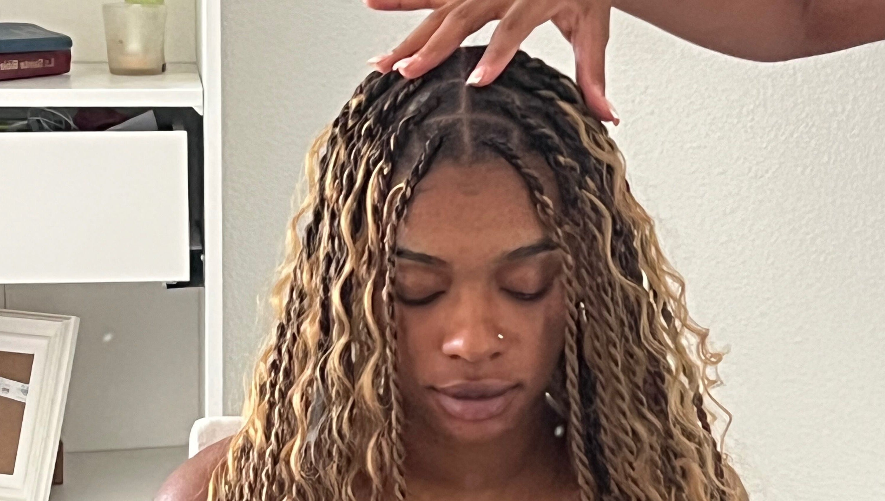 Tressage de cheveux à Studiofjolina, Lormont, Nouvelle-aquitaine, FR, offrant un soin personnalisé.