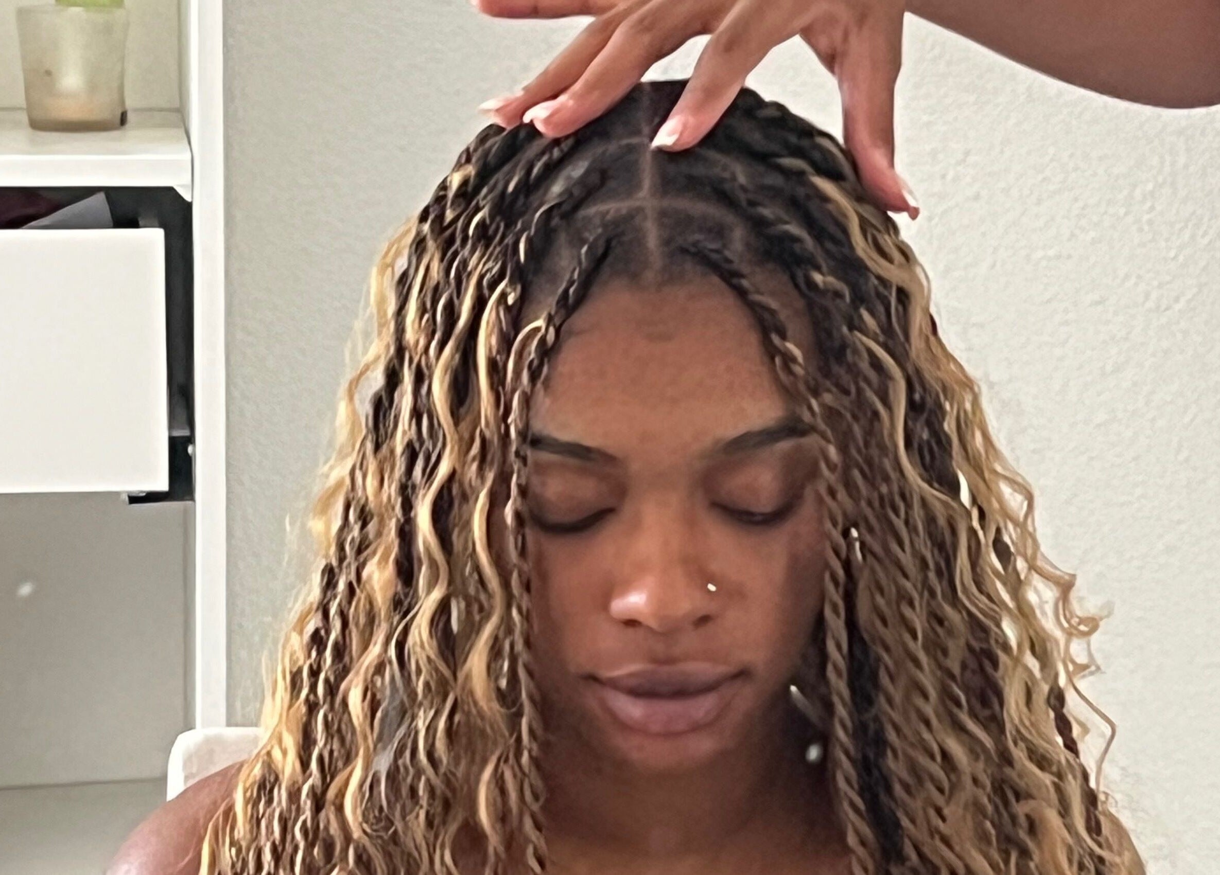 Tressage de cheveux à Studiofjolina, Lormont, Nouvelle-aquitaine, FR, offrant un soin personnalisé.