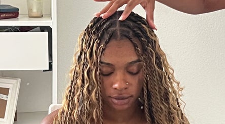Tressage de cheveux à Studiofjolina, Lormont, Nouvelle-aquitaine, FR, offrant un soin personnalisé.