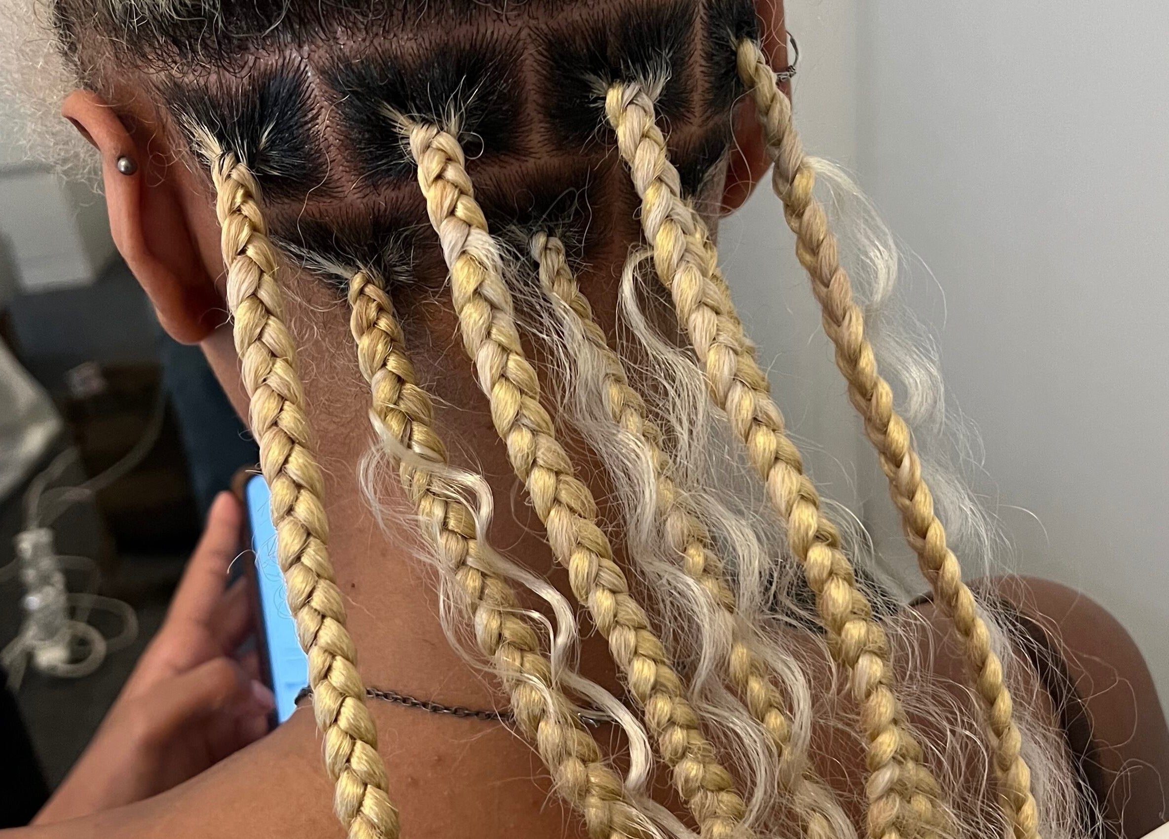 Coiffure de tresses blondes réalisée à Studiofjolina, Lormont, Nouvelle-Aquitaine, FR.