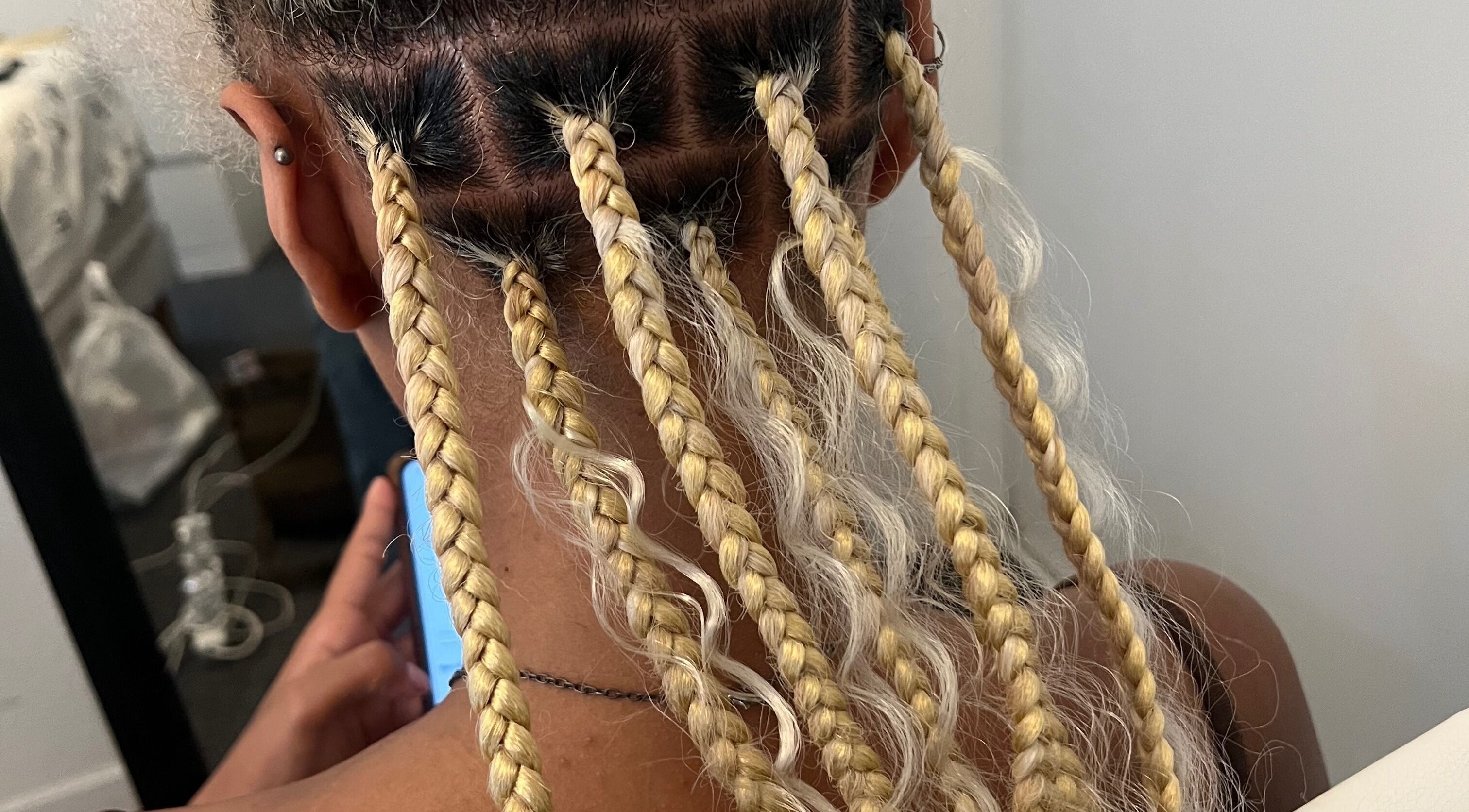 Coiffure de tresses blondes réalisée à Studiofjolina, Lormont, Nouvelle-Aquitaine, FR.