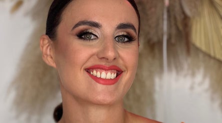 Cliente sonriente con maquillaje radiante en Salón de Belleza Silvia Cano, Ventorros De San José, Andalucía, ES.