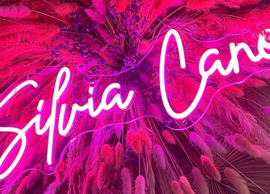 Cartel de neón rosa con 'Silvia Cano' en Salón de Belleza Silvia Cano, Ventorros De San José, Andalucía, ES.