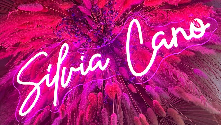 Neón rosa con 'Silvia Cano' en Salón de Belleza, Ventorros De San José, Andalucía, ES.