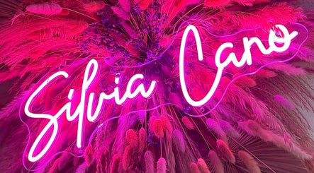 Neón rosa con 'Silvia Cano' en Salón de Belleza, Ventorros De San José, Andalucía, ES.