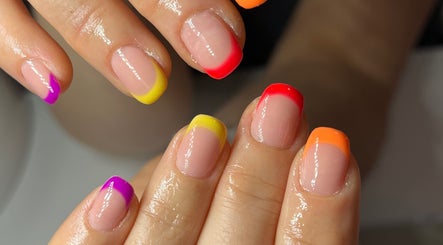 Manicura francesa colorida en Salón de Belleza Silvia Cano, Ventorros De San José, Andalucía, ES.