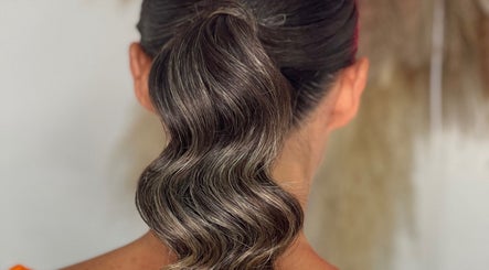Peinado con ondas en Salón de Belleza Silvia Cano, Ventorros De San José, Andalucía, ES.